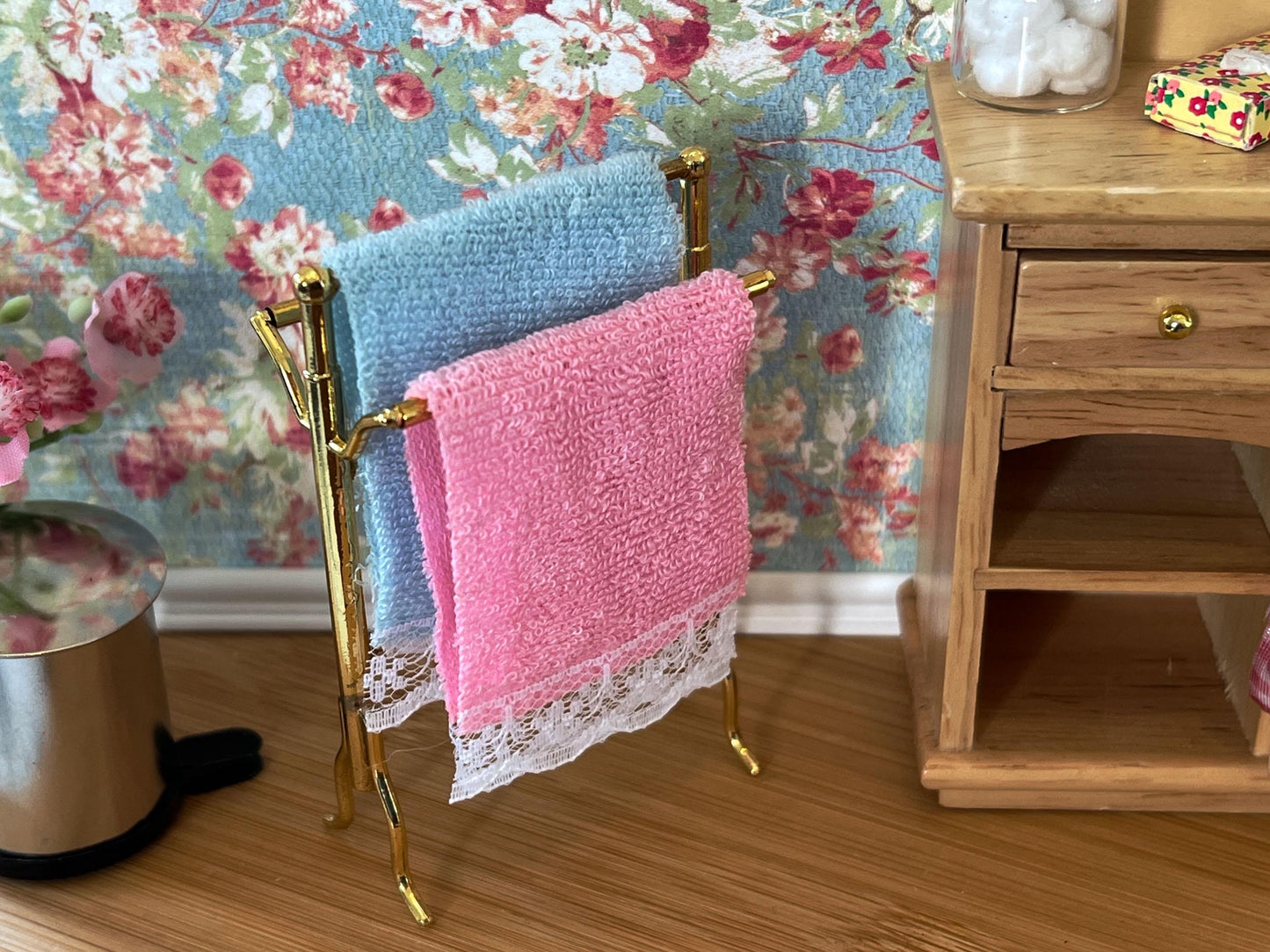 Miniature Towel Rack with Towels 1:12 Scale – Dollhouse Bath Decor, Metal Freestanding Rack __etsy:7044021749