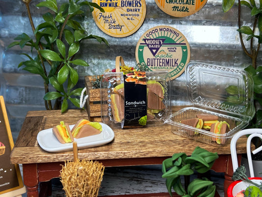 Bring a deliciously realistic touch to your 1:6 scale dollhouse with this handmade clay breakfast sandwich set, neatly packaged in a miniature takeaway box. Perfect for dollhouse kitchen counters, café displays, or restaurant scenes. __etsy:6627886120