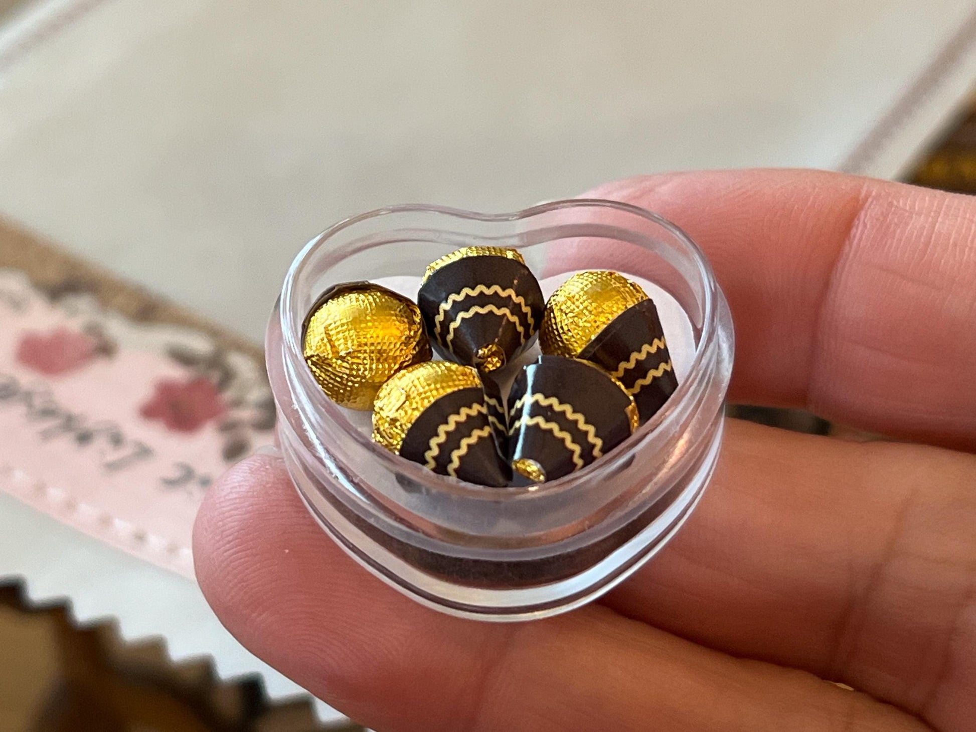 Dollhouse miniature 5pc chocolates in a heart shape clear box. The tiny chocolates are individually wrapped in brown and golden foil paper.  Perfectly handcrafted to make your Christmas, birthdays, sweethearts a more realistic scene. __etsy:6545510103
