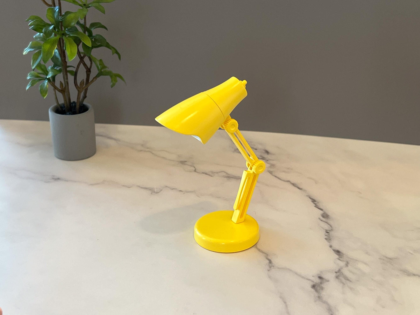 Dollhouse LED Metal Table Lamp, 1:6 Miniature Portable Folding Desk Lamp-White-Pink-Yellow __etsy:7988465635