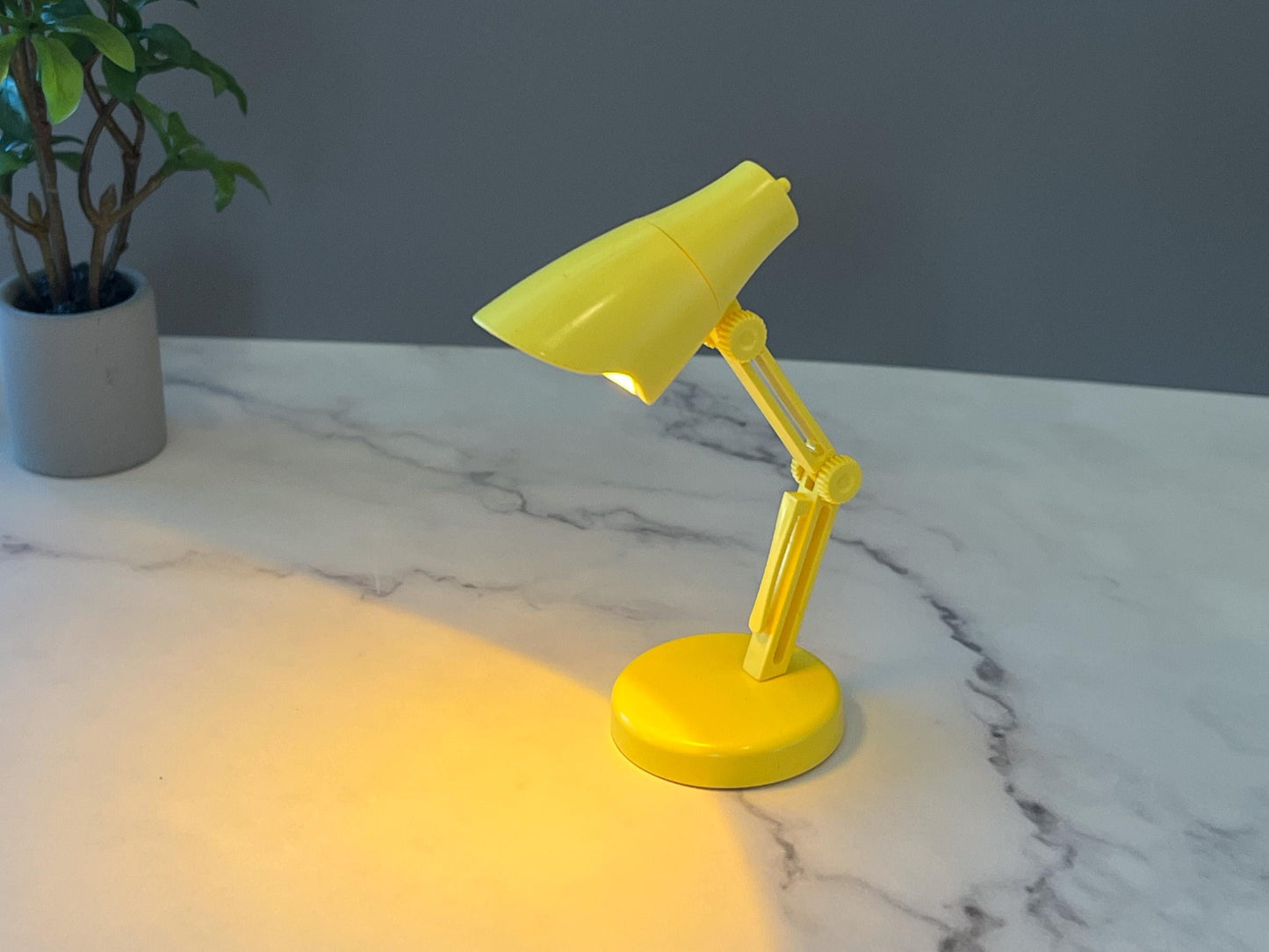 Dollhouse LED Metal Table Lamp, 1:6 Miniature Portable Folding Desk Lamp-White-Pink-Yellow __etsy:7988465433
