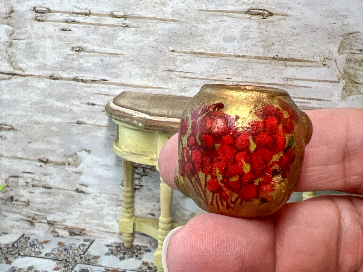✨ Miniature Gold Terracotta Strawberry Pocket Jar – 1:12 Scale Dollhouse Decor
🌿 Add a luxurious touch to your dollhouse with this stunning gold-painted terracotta strawberry pocket jar! Handcrafted with intricate details and decoupaged with beautiful red flowers, this miniature jar is perfect for displaying tiny strawberries, herbs, or decorative flowers. Whether placed in a kitchen, patio, or garden scene, it creates a warm and tropical ambian __etsy:6777392519