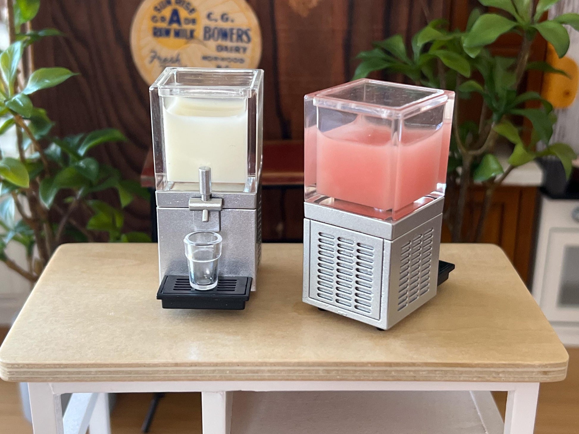 Dollhouse 1:12 miniature juice machine cup set dispenser filled with like lemonade and fruit punch. Adorable in every way. Use it in a supermarket, bakery, or any other scene setting.
Size: .91"L * 1.34"D * 1.93"H __etsy:6430719013