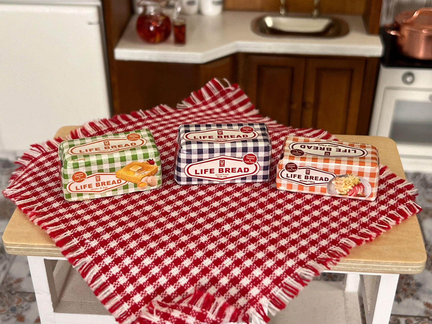 Miniature supermarket slice bread for your dollhouse, it comes with nutritional label. Item does not open. You can choose from white, honey or wheat. __etsy:6155704983