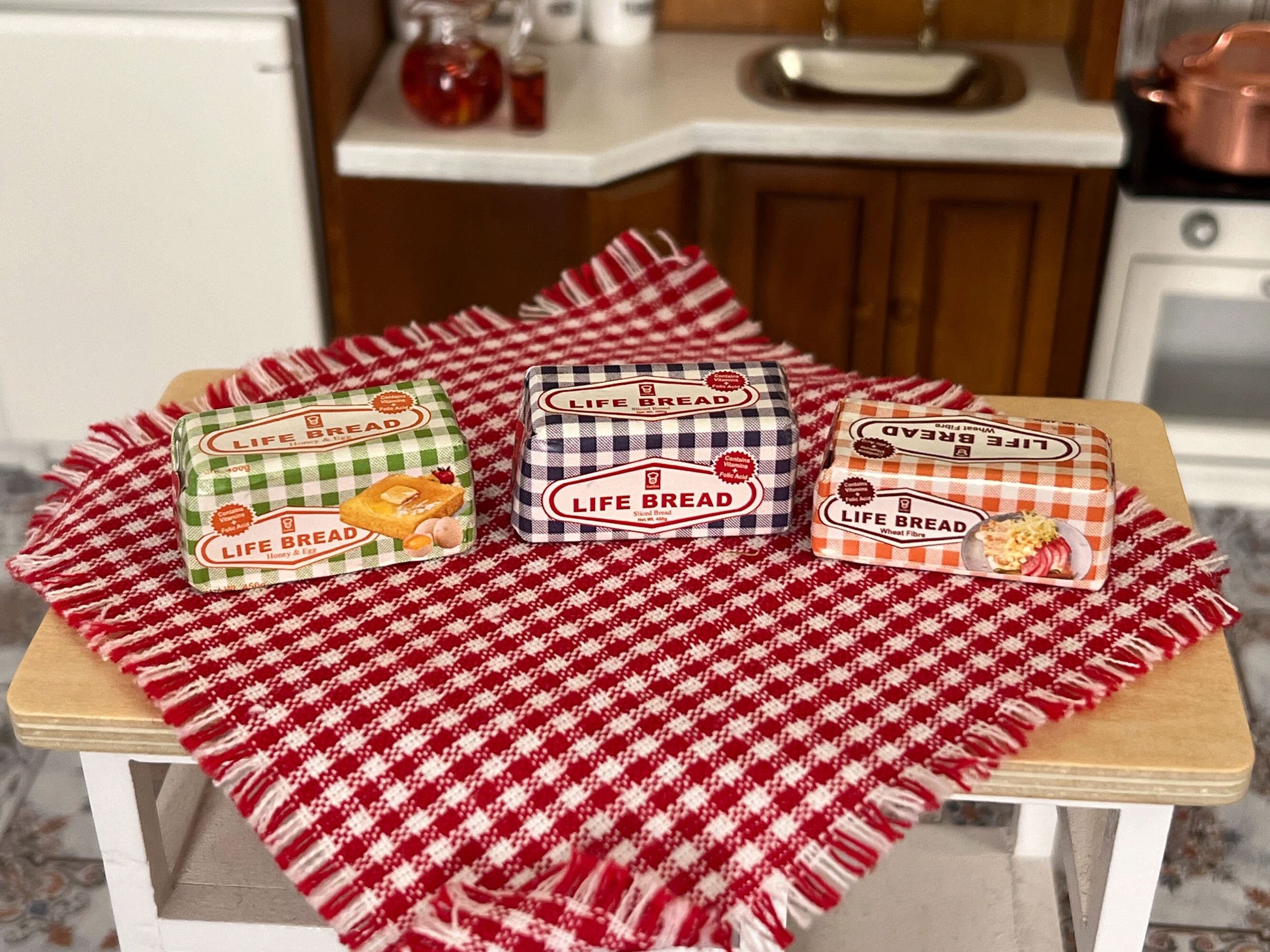 Miniature supermarket slice bread for your dollhouse, it comes with nutritional label. Item does not open. You can choose from white, honey or wheat. __etsy:6155704983