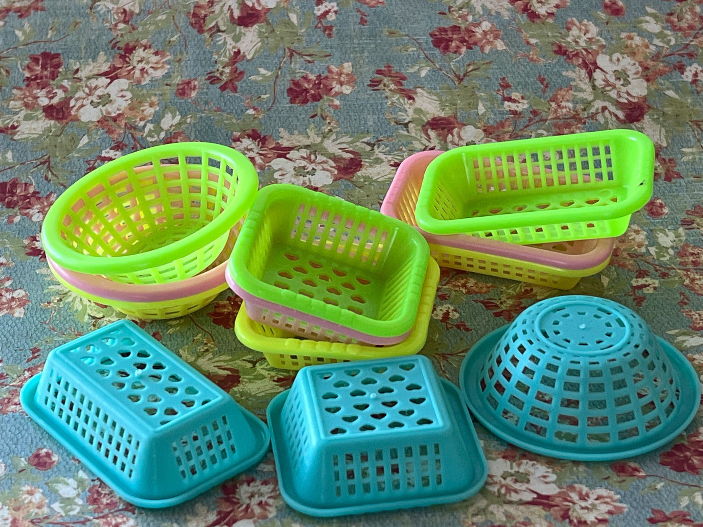 1:12 Scale Miniature Plastic Storage Basket Set – 3PC Dollhouse Laundry & Toy Organizer in 4 Colors