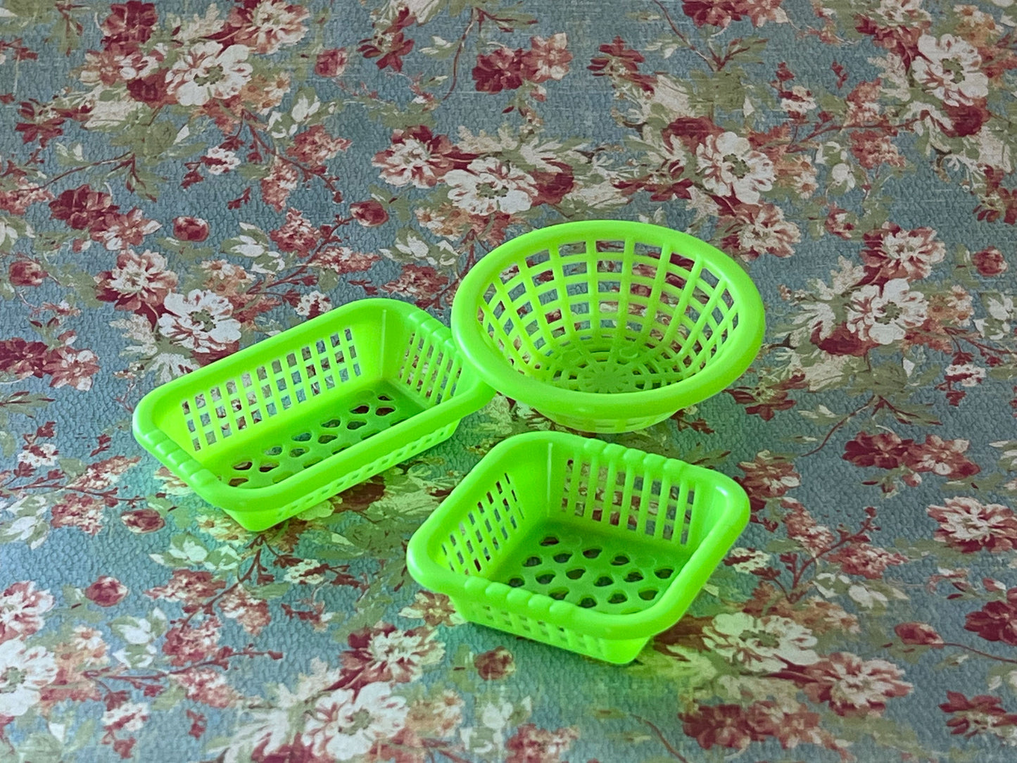 1:12 Scale Miniature Plastic Storage Basket Set – 3PC Dollhouse Laundry & Toy Organizer in 4 Colors