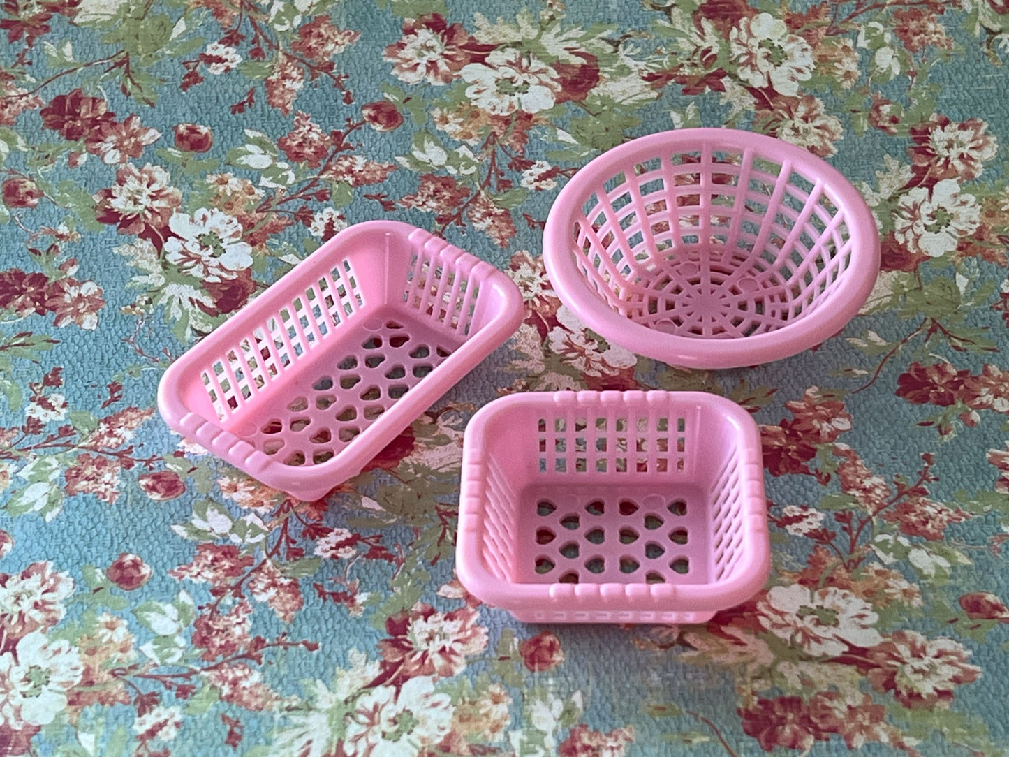 1:12 Scale Miniature Plastic Storage Basket Set – 3PC Dollhouse Laundry & Toy Organizer in 4 Colors