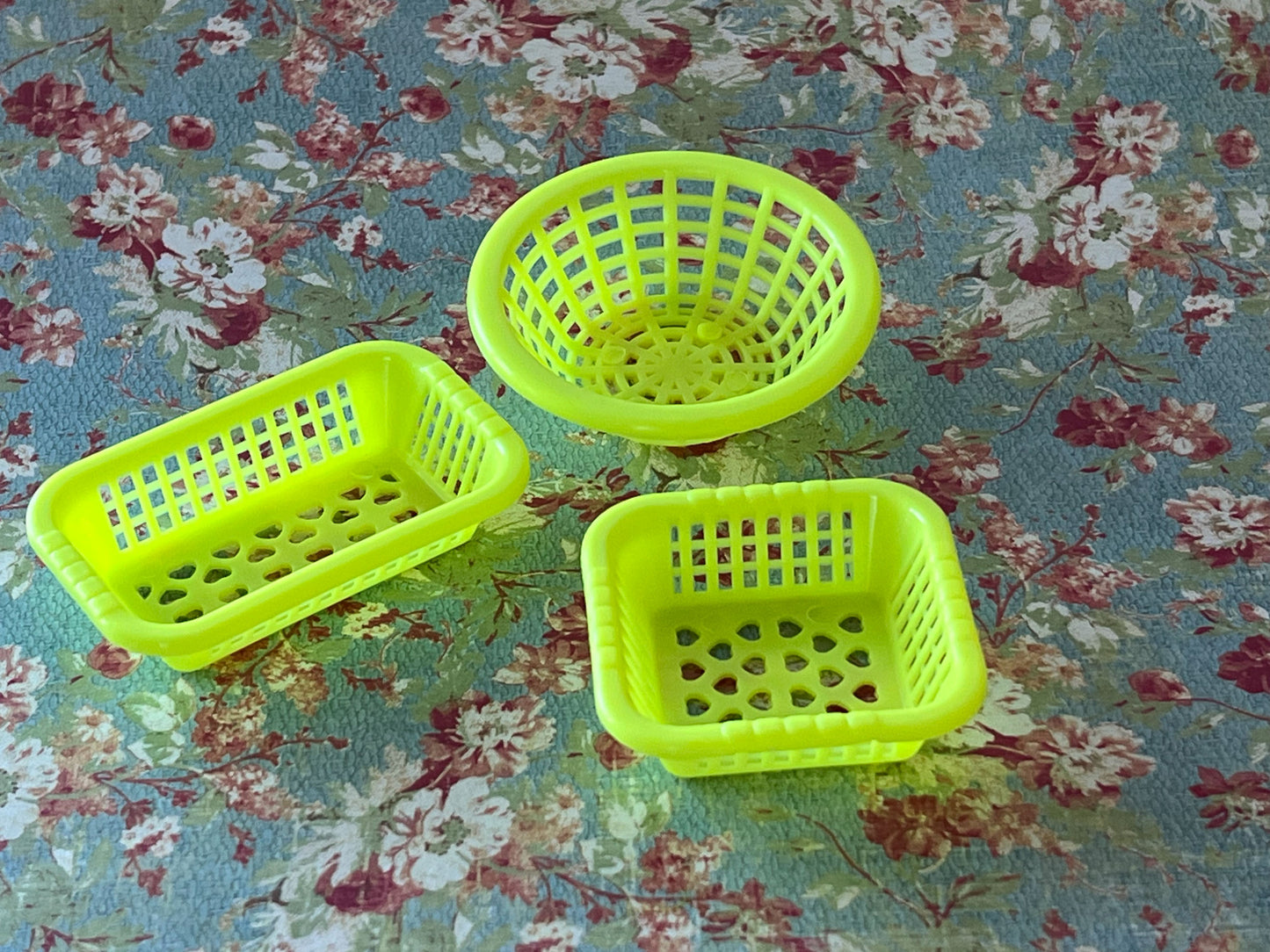 1:12 Scale Miniature Plastic Storage Basket Set – 3PC Dollhouse Laundry & Toy Organizer in 4 Colors