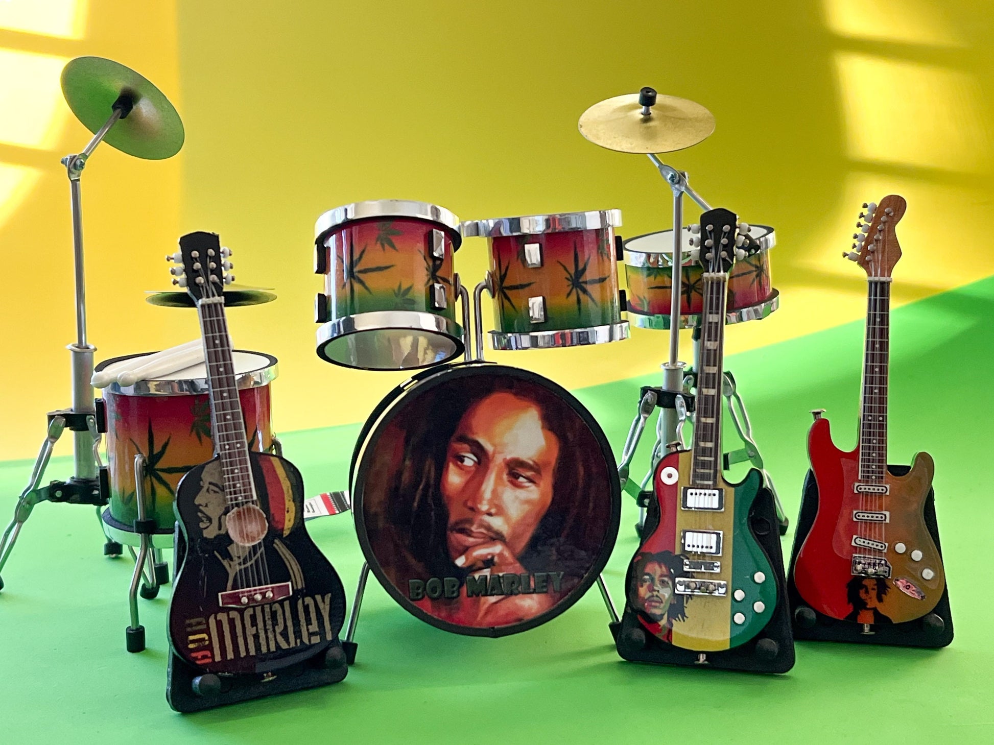 This magnificent Bob Marley Drum Set will set you back in time; if you enjoy Reggae, that wonderful Jamaican music with a sense of spirituality! Then, this set is for you! This collector's drum set includes three guitars with strings. __etsy:5731189975