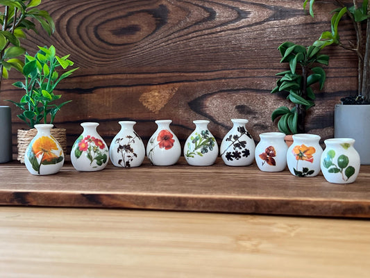 🌸 Bring Elegance Your Miniature World! 🌸Add a delicate touch to your 1:12 scale dollhouse with these miniature ceramic vases, beautifully decorated with intricate transferred flower images. Crafted from high-quality white ceramic. __etsy:6613264294