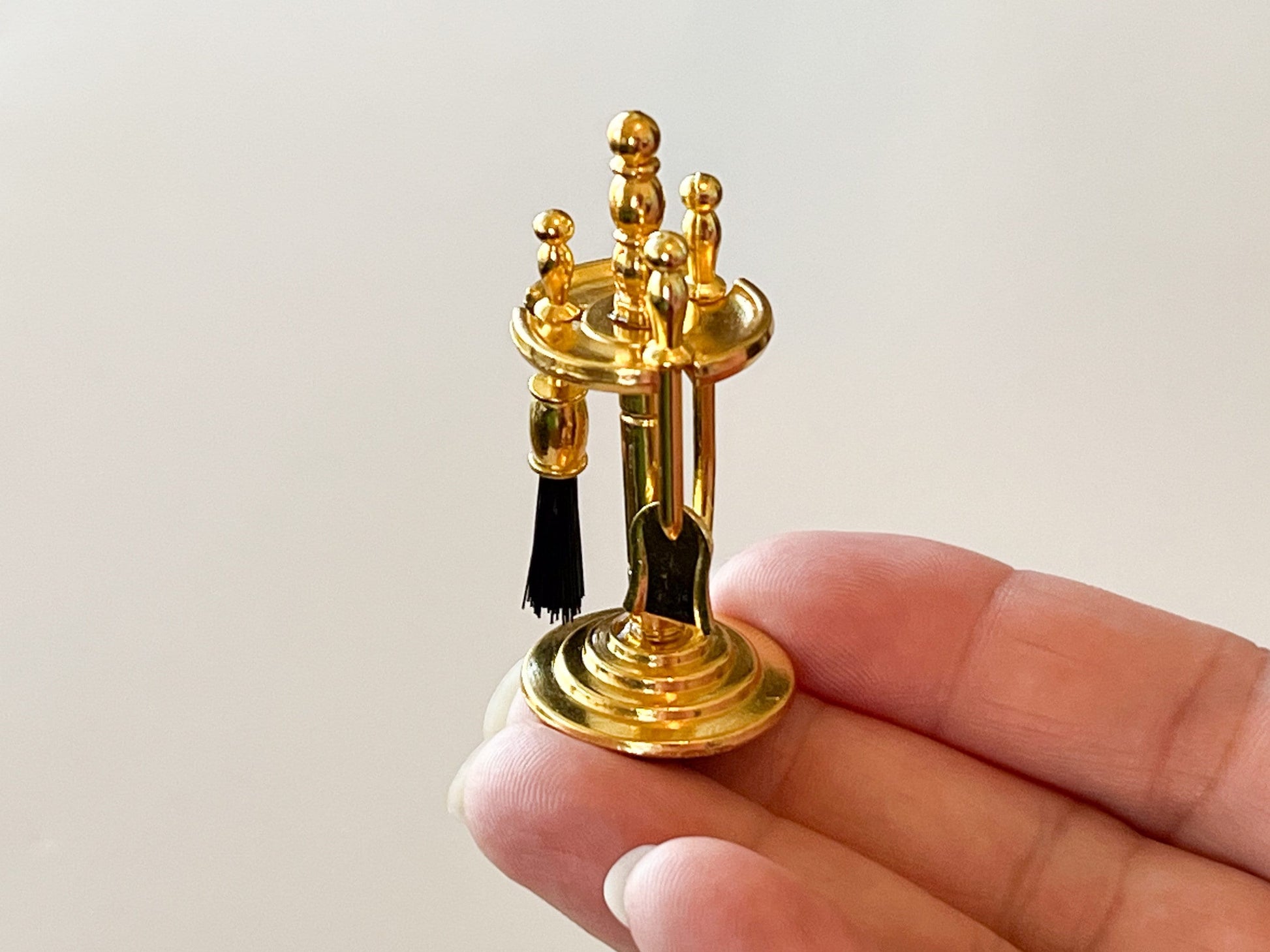 Dollhouse classic fireplace tools- metal and in a gold tone, use it for a realistic look near your fireplace, or a wood-burning stove. Includes brush, shovel, firepit poker, sturdy base and body. 
Size: 50mm H*22mm W. Designed for 1:12 scale. __etsy:6366484955