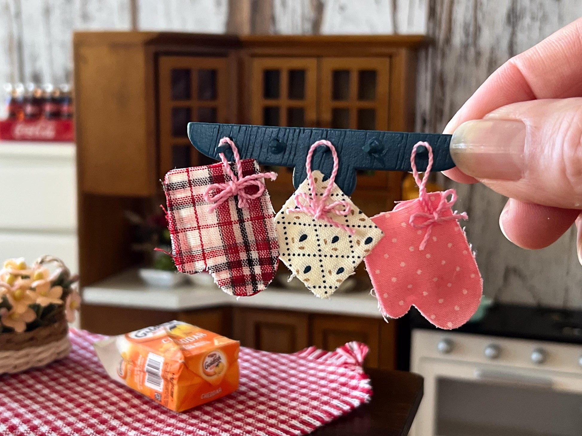 Miniature Oven Mitt Set with Rack 1:12 Scale Dollhouse Kitchen Decor __etsy:7926227958