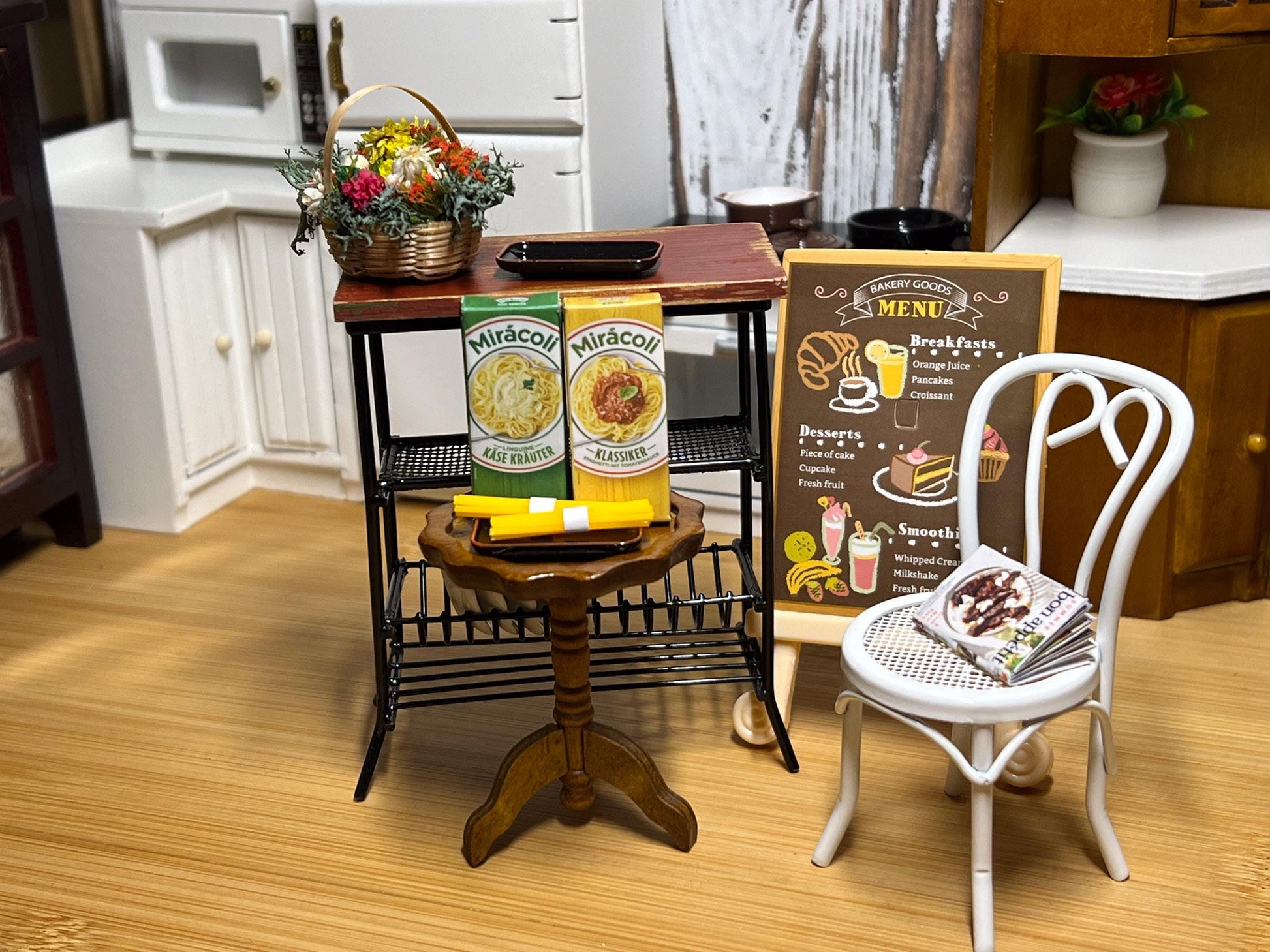 Dollhouse cardboard spaghetti box with spaghetti and plastic dish. This adorable set is so realistic, it would make a great addition to any kitchen, or restaurant. Choose from green or yellow box. __etsy:6459706942