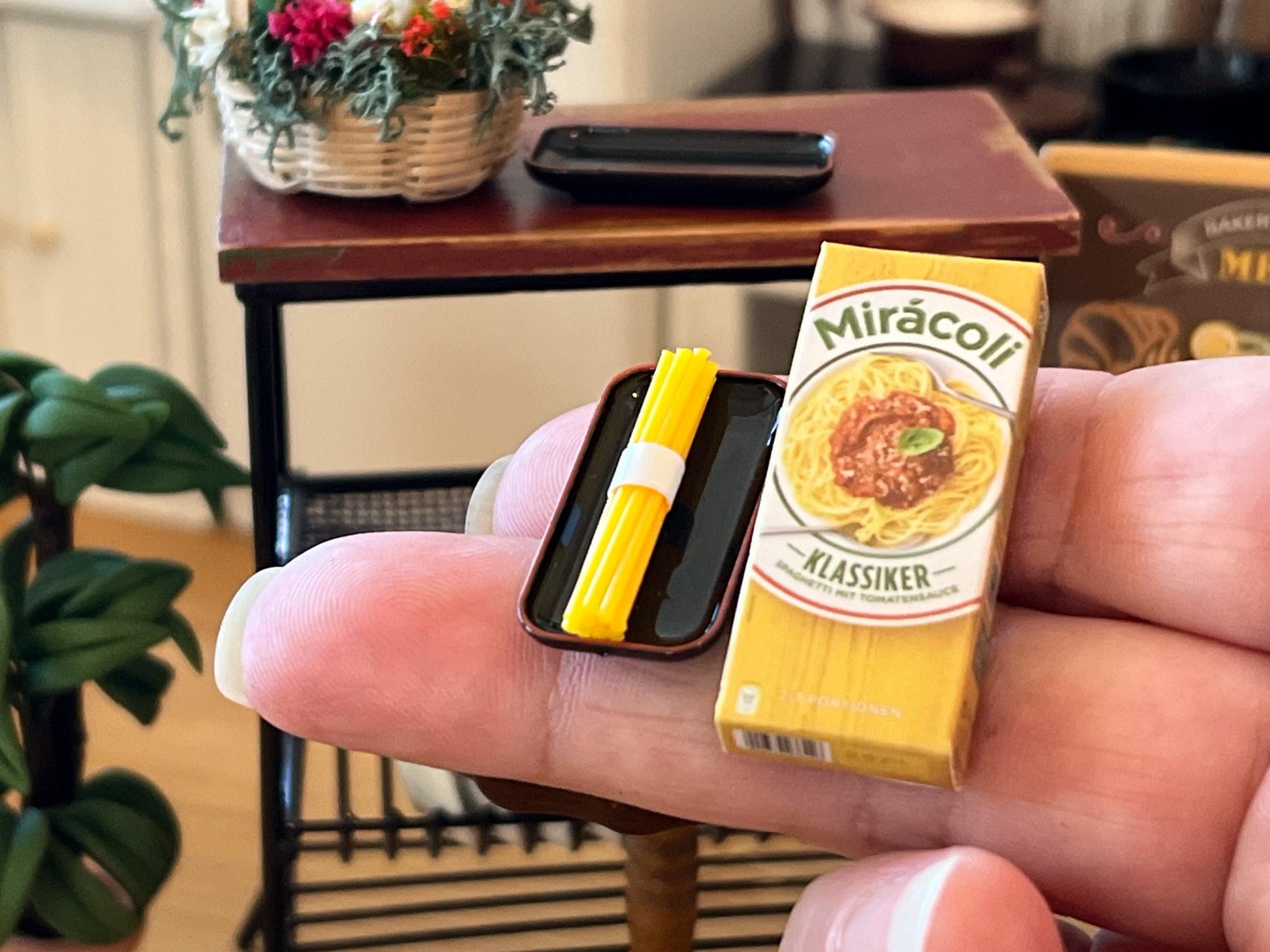 Miniature Pasta Box with Spaghetti and Dish – 1:12 Scale – Dollhouse Kitchen Decor __etsy:6459707092