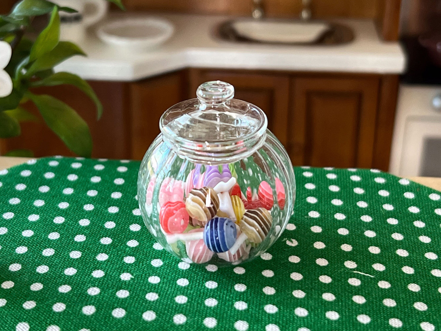 Dollhouse miniature clear glass candy jar filled with 20 colorful polymer clay lollipops, use it in your kitchen to give your dollhouse a realistic look. Size: 12cm x 12cm. __etsy:6382335675