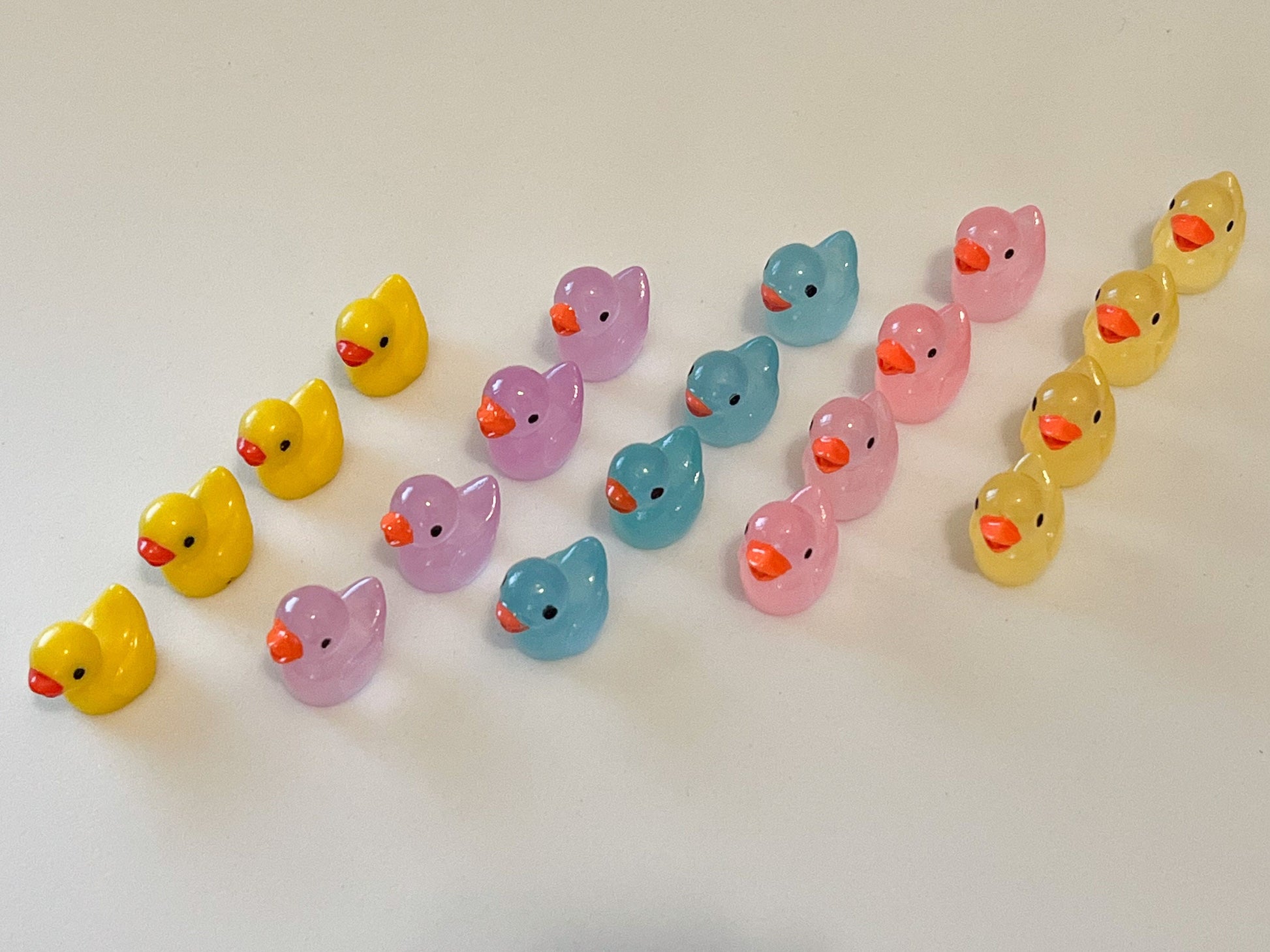Adorable miniature resin glow in the dark ducks, suitable for dollhouse aquarium decoration, fairy garden landscape, or use them as ornaments for DIY, patio decor. They come glow in the dark transparent yellow, pink, lilac, blue, and solid yellow. __etsy:5917533714