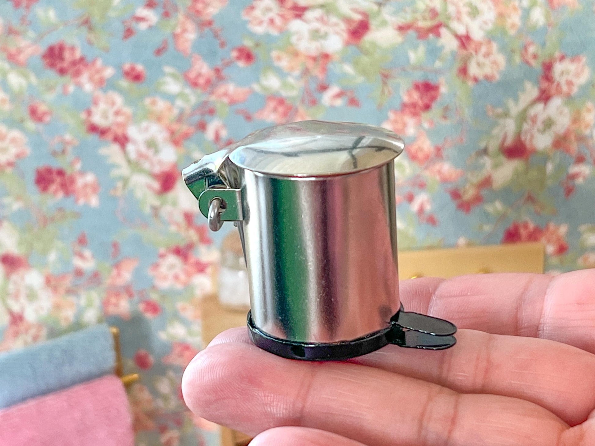 Miniature 1:6 Scale Metal Waste Basket with Pedal –  Dollhouse Functional Trash Can __etsy:7010104132