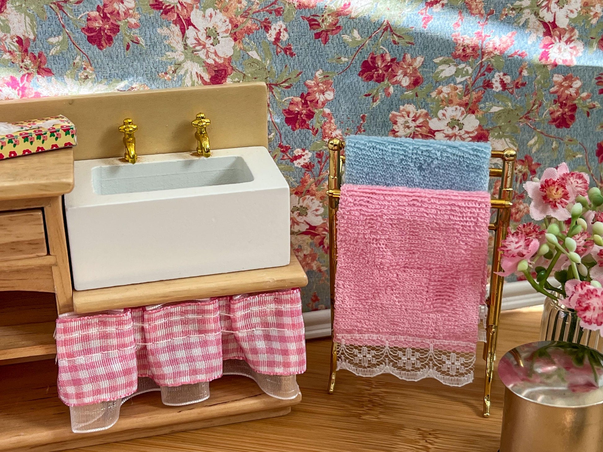 Miniature Towel Rack with Towels 1:12 Scale – Dollhouse Bath Decor, Metal Freestanding Rack __etsy:6996047516