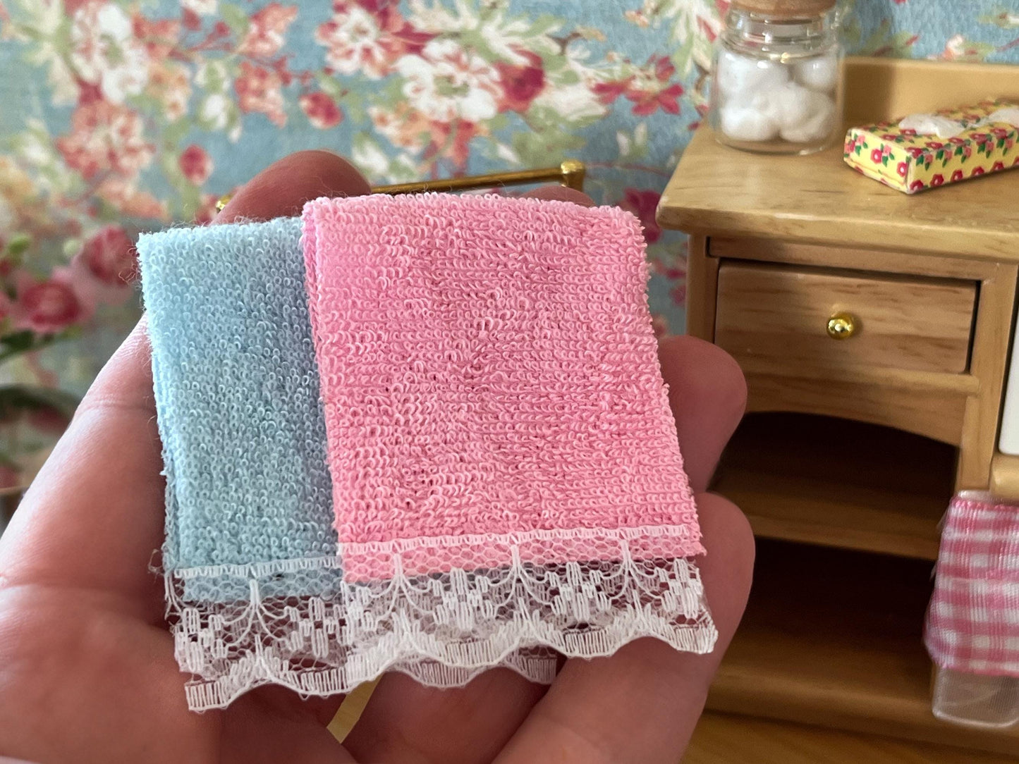 Miniature Towel Rack with Towels 1:12 Scale – Dollhouse Bath Decor, Metal Freestanding Rack __etsy:6996047514