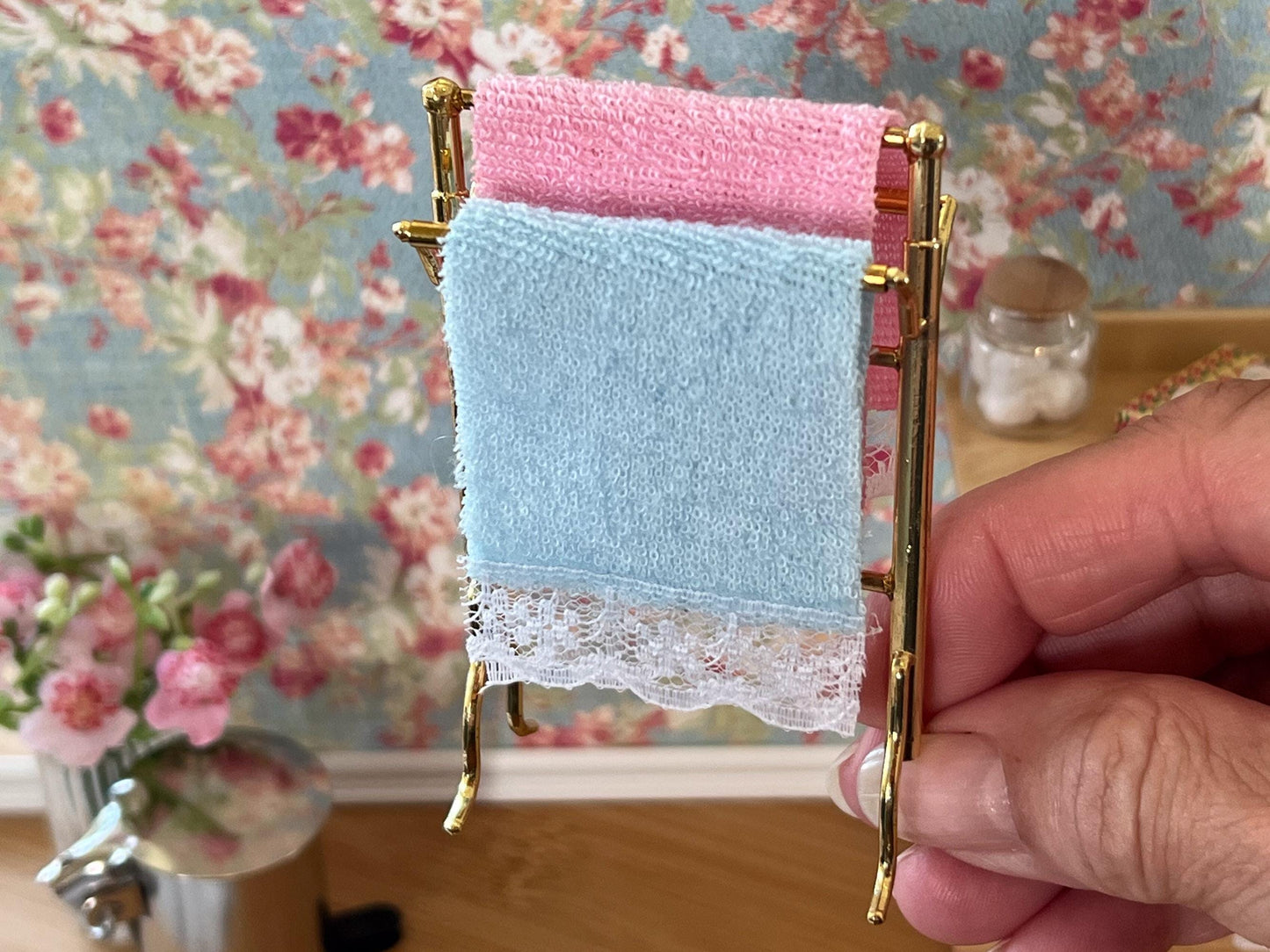 Miniature Towel Rack with Towels 1:12 Scale – Dollhouse Bath Decor, Metal Freestanding Rack __etsy:7044021759