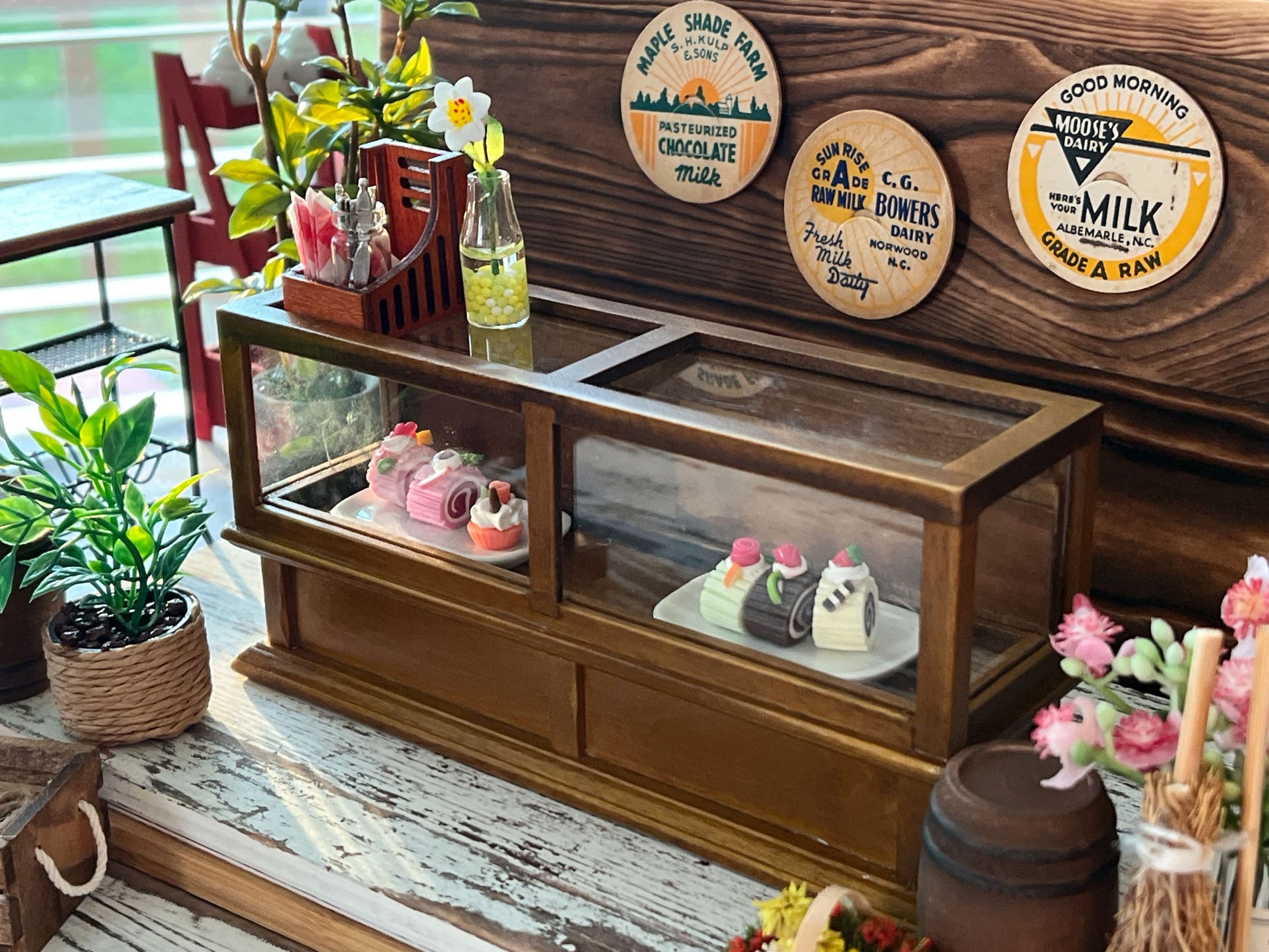 This dollhouse food or else wood display cabinet is an essential piece for your dollhouse store, use it to display your bake items, use it in a flower shop, or any other store ideas. __etsy:6104015811