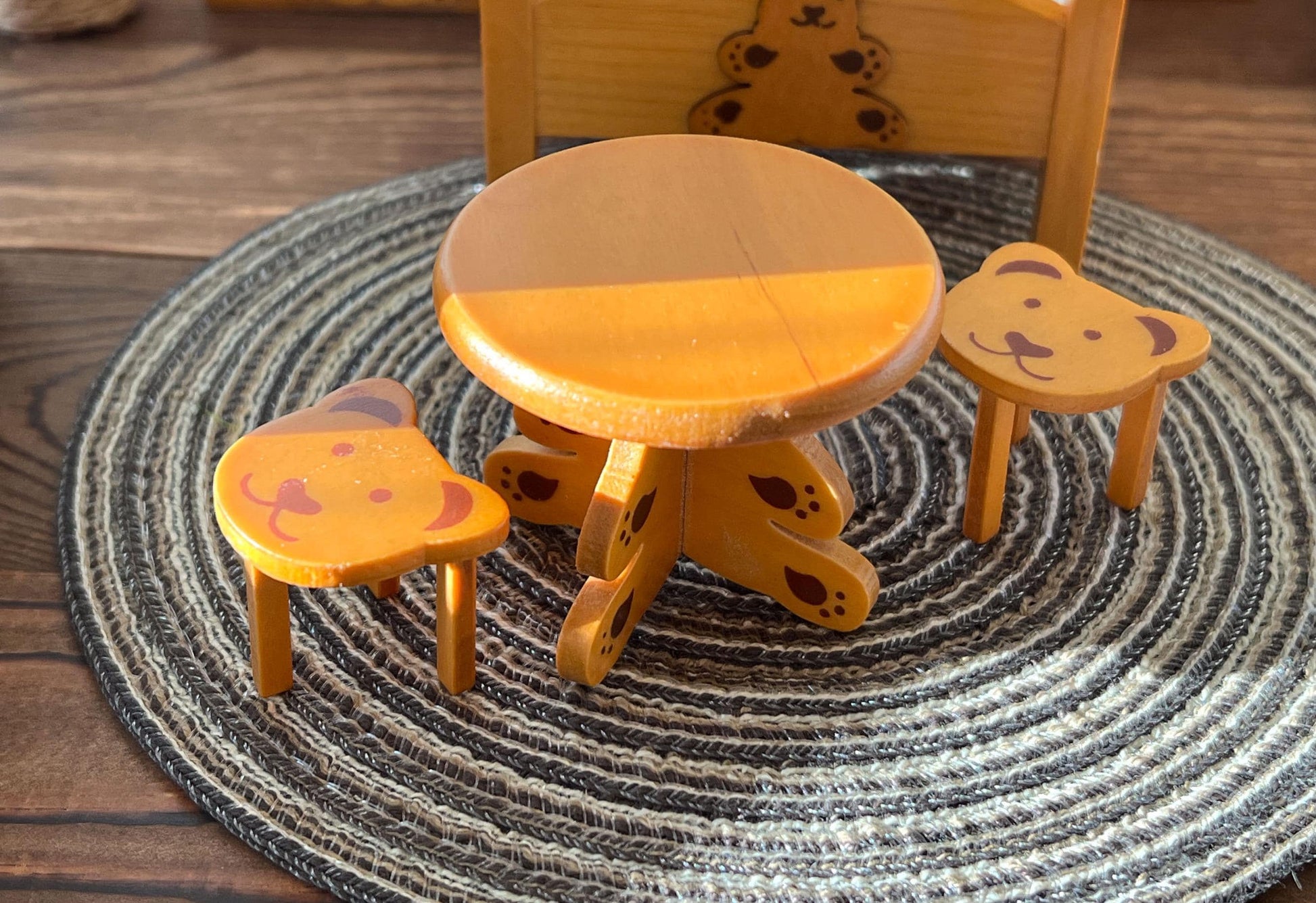 🐻 Create a Cozy & Rustic Dollhouse Bedroom with This Beautiful 6-Piece Wooden Set!
This handcrafted 1:12 scale kids' bedroom set is perfect for adding charm and realism to your dollhouse. Each piece features a beautifully engraved bear design, bringing a warm, rustic touch to your miniature space. Made with sturdy wood, this set includes a bed with a pink mattress and pillow, a nightstand, a toy chest, a small play table, and two stools—perf __etsy:6695196310