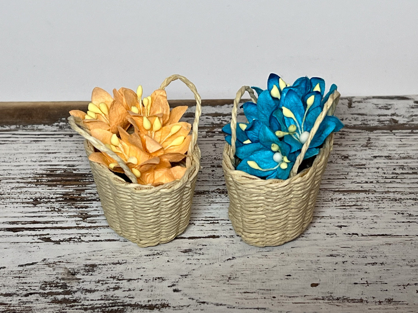 These beautiful and realistic woven baskets decorated with 5 Lily paper flowers would make a perfect addition to your dollhouse decor. They come with either blue or orange Lilies.

Accent your living room, dining room, or any room in your dollhouse. __etsy:5586038053