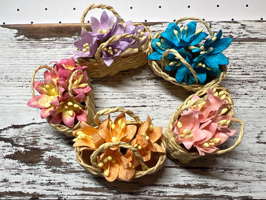 Miniature Woven Basket 1:12 Scale – Rectangular with Lily Paper Flowers for Dollhouse Decor __etsy:5594728577