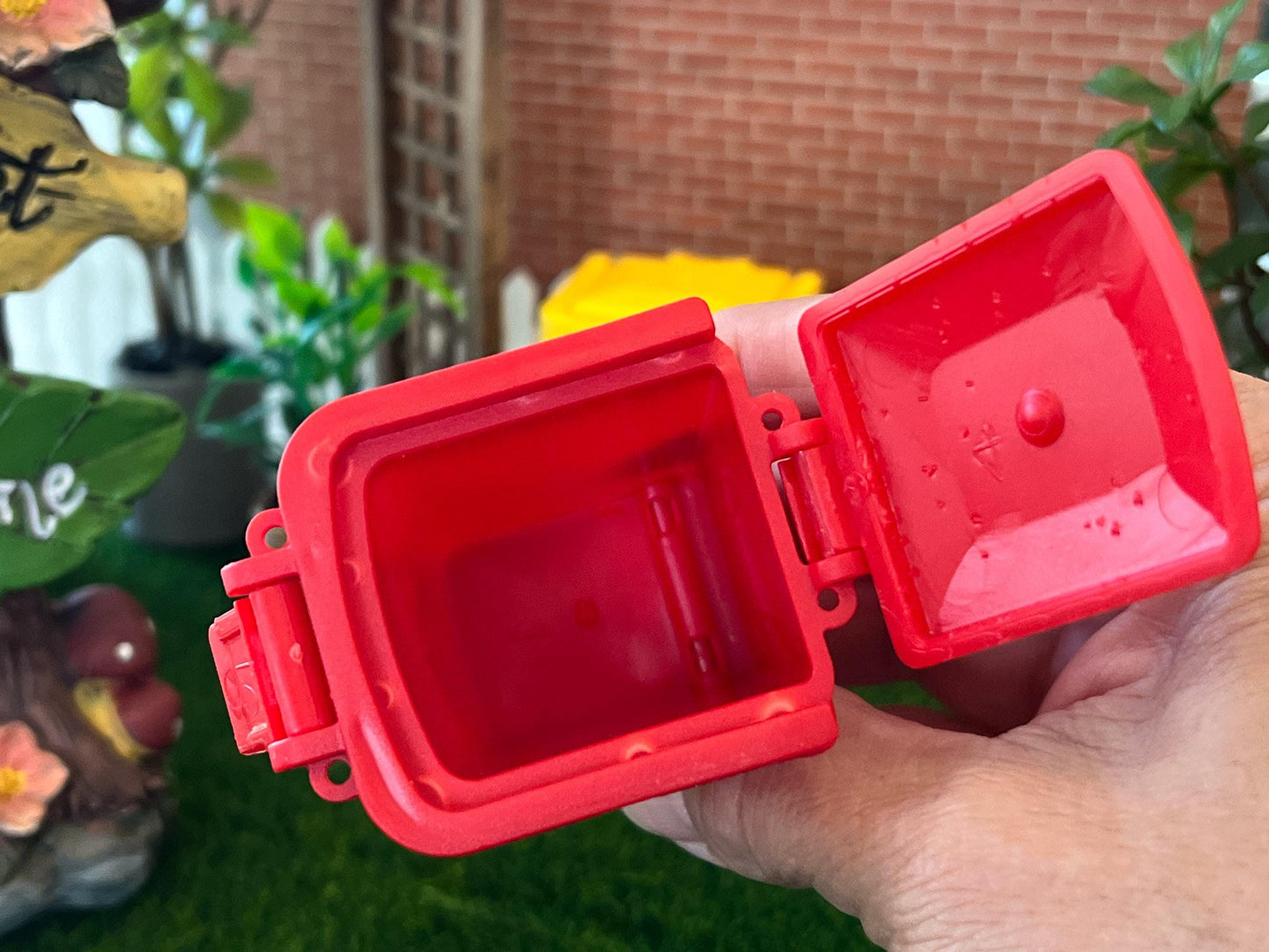 Miniature Trash Cans, 1:12 Scale, Red or Yellow Bins with Lid & Rolling Wheels __etsy:7322028721